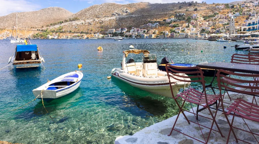 cette-petite-ile-grecque-aux-maisons-colorees-est-un-veritable-coin-de-paradis-decouvrez-ce-lieu-incroyable-pour-vos-prochaines-vacances
