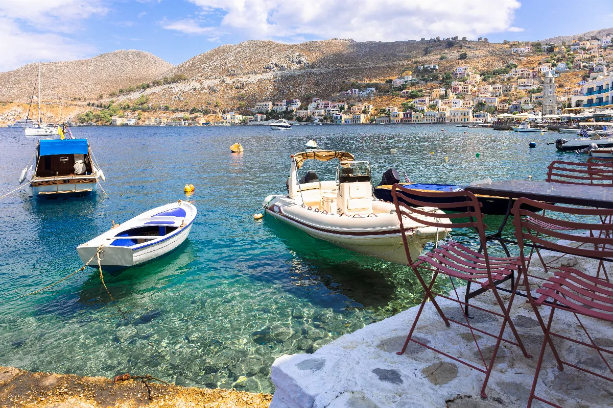 Cette petite île grecque aux maisons colorées est un véritable coin de paradis : découvrez ce lieu incroyable pour vos prochaines vacances