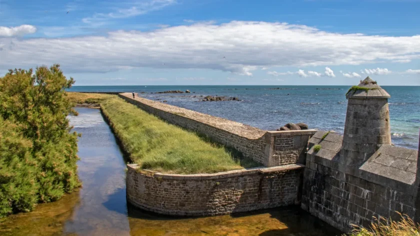 chargee-dhistoire-cette-ile-normande-est-un-veritable-joyau-a-decouvrir-dans-cette-region