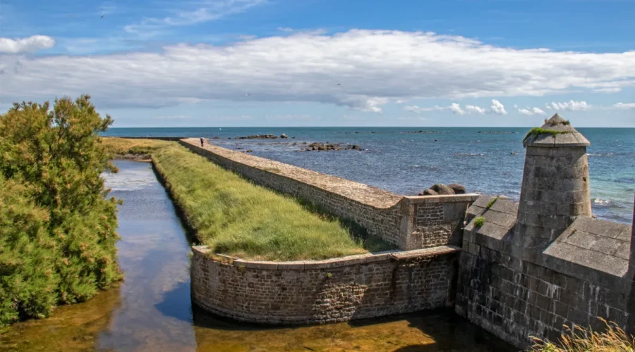 chargee-dhistoire-cette-ile-normande-est-un-veritable-joyau-a-decouvrir-dans-cette-region
