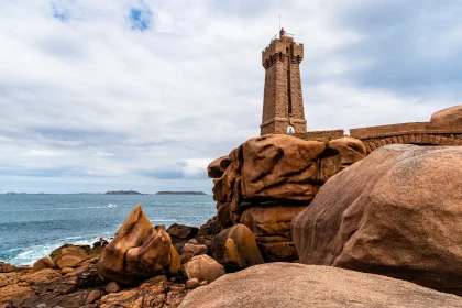 dans-ce-port-breton-vous-pourrez-vous-balader-sur-des-plages-de-sable-rose-incroyables-voici-ou-il-se-trouve