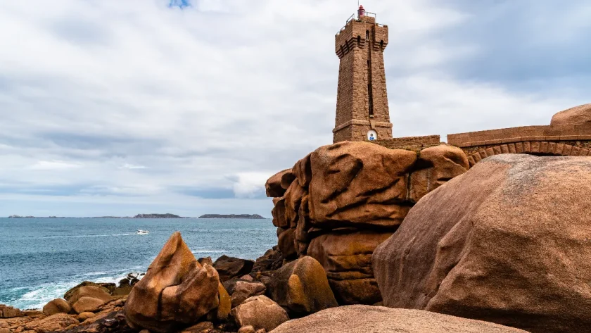 dans-ce-port-breton-vous-pourrez-vous-balader-sur-des-plages-de-sable-rose-incroyables-voici-ou-il-se-trouve