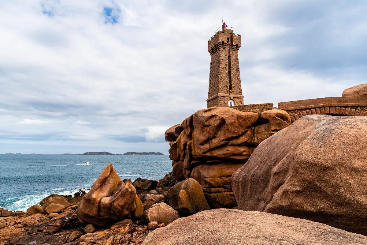 Dans ce port breton, vous pourrez vous balader sur des plages de sable rose incroyables : voici où il se trouve