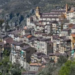 dans-les-alpes-maritimes-ce-petit-village-perche-donne-limpression-detre-au-tibet-decouvrez-ce-lieu-meconnu