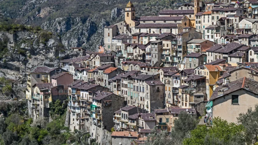 dans-les-alpes-maritimes-ce-petit-village-perche-donne-limpression-detre-au-tibet-decouvrez-ce-lieu-meconnu