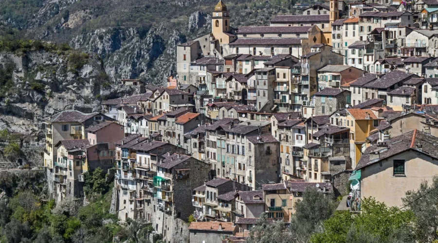 dans-les-alpes-maritimes-ce-petit-village-perche-donne-limpression-detre-au-tibet-decouvrez-ce-lieu-meconnu