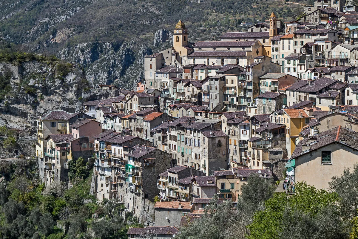 Dans les Alpes-Maritimes, ce petit village perché donne l&rsquo;impression d&rsquo;être au Tibet : découvrez ce lieu méconnu