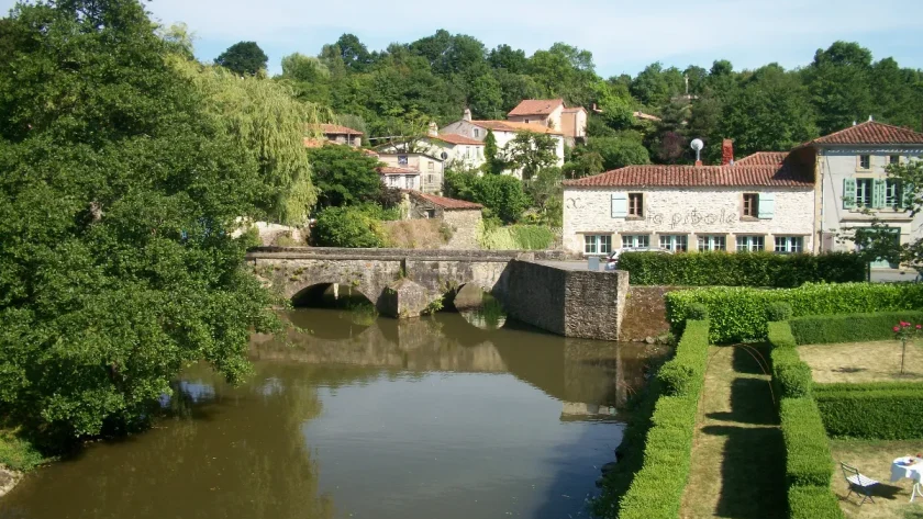egalement-appele-le-village-des-peintres-ce-village-medieval-de-vendee-vaut-le-detour