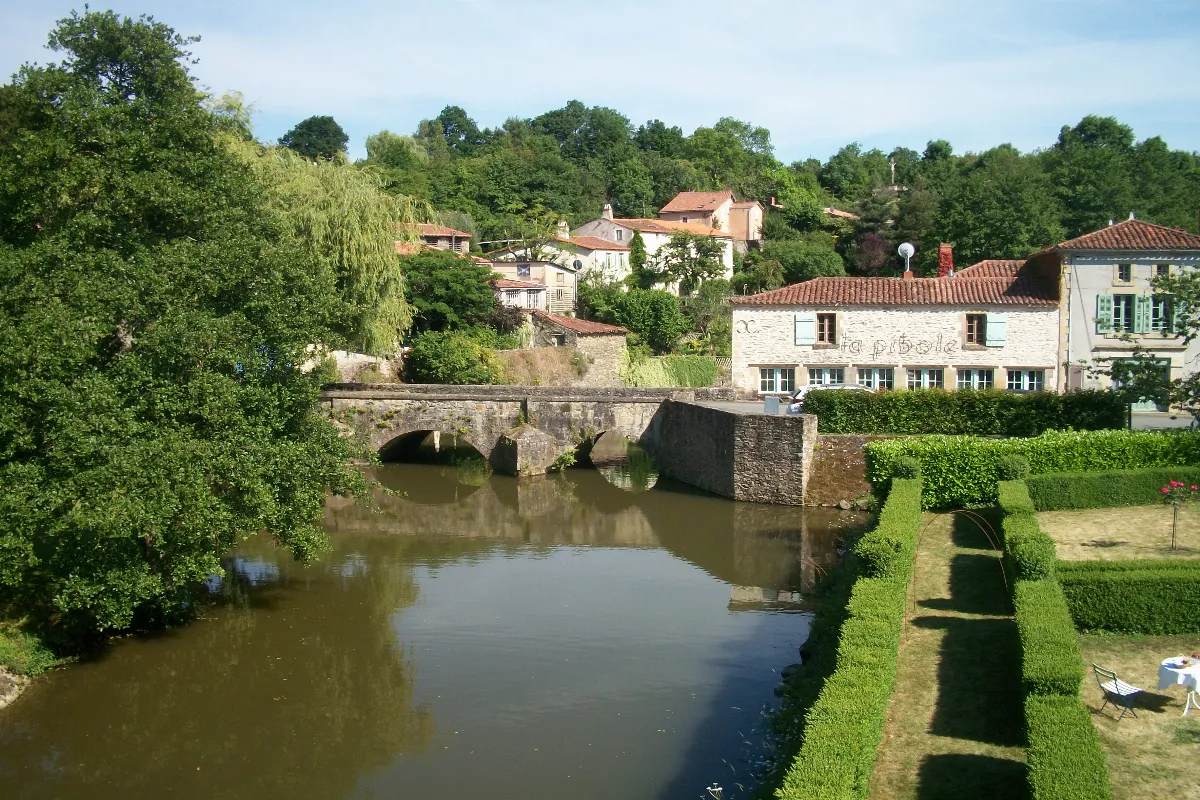 Egalement appelé « le village des peintres », ce village médiéval de Vendée vaut le détour