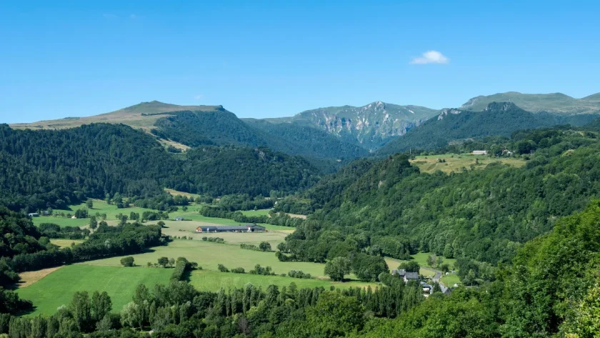 encore-meconnue-cette-vallee-en-auvergne-vous-promet-des-paysages-naturels-dexception-voici-laquelle