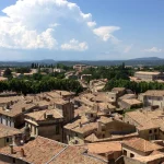 entre-la-provence-et-les-cevennes-ce-village-medieval-est-lendroit-reve-pour-une-petite-escapade-culinaire