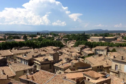 entre-la-provence-et-les-cevennes-ce-village-medieval-est-lendroit-reve-pour-une-petite-escapade-culinaire