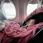 jusqua-quel-age-un-bebe-peut-il-voyager-gratuitement-en-avion-voici-les-regles-a-connaitre-selon-les-compagnies