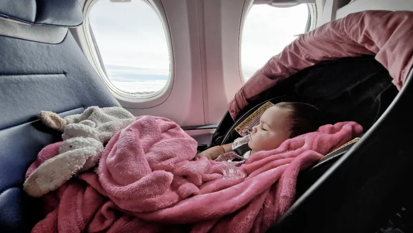 jusqua-quel-age-un-bebe-peut-il-voyager-gratuitement-en-avion-voici-les-regles-a-connaitre-selon-les-compagnies
