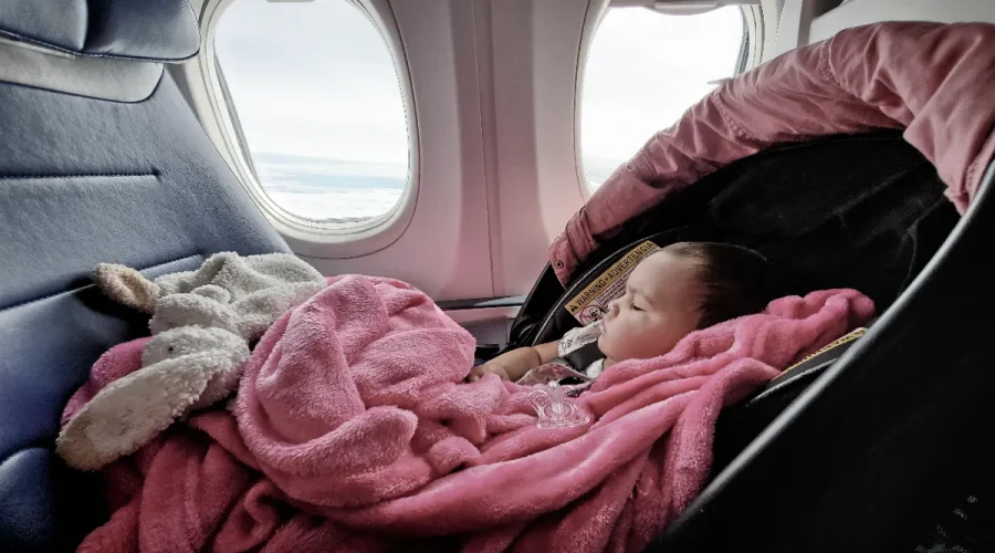 jusqua-quel-age-un-bebe-peut-il-voyager-gratuitement-en-avion-voici-les-regles-a-connaitre-selon-les-compagnies