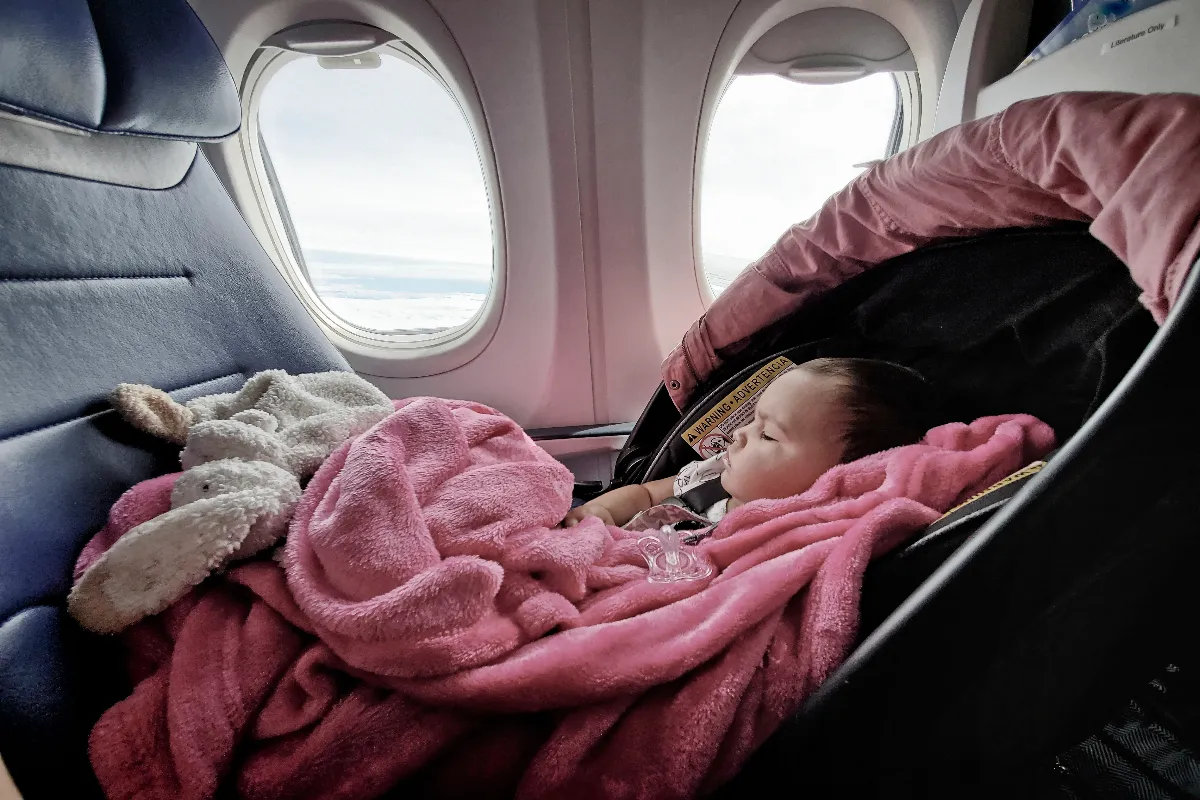 Jusqu’à quel âge un bébé peut-il voyager gratuitement en avion ? Voici les règles à connaître selon les compagnies