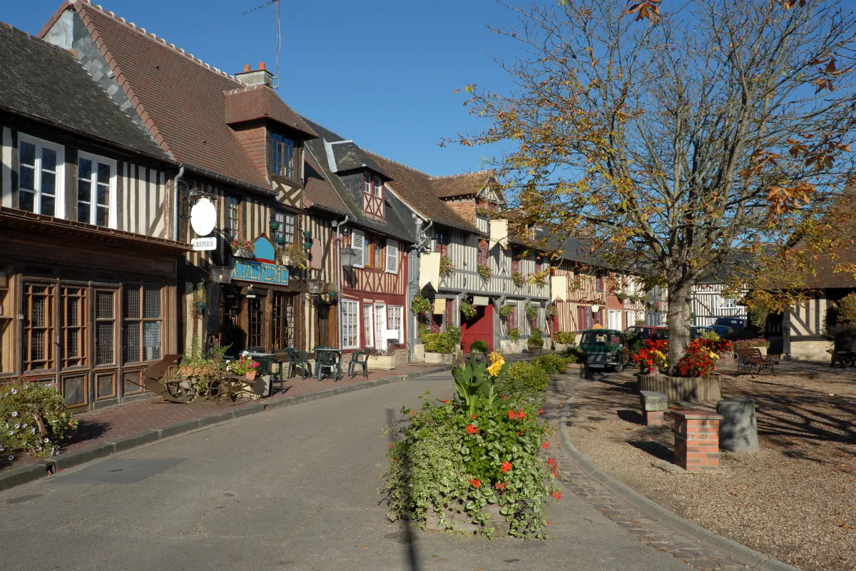 Labellisée « Plus Beau Village de France », cette petite commune du Calvados est un petit bijou à découvrir pour la fin d&rsquo;année