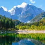 niche-dans-les-pyrenees-ce-lac-en-forme-de-coeur-est-un-veritable-petit-bijou-naturel-unique-en-son-genre