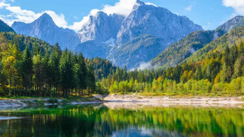 niche-dans-les-pyrenees-ce-lac-en-forme-de-coeur-est-un-veritable-petit-bijou-naturel-unique-en-son-genre