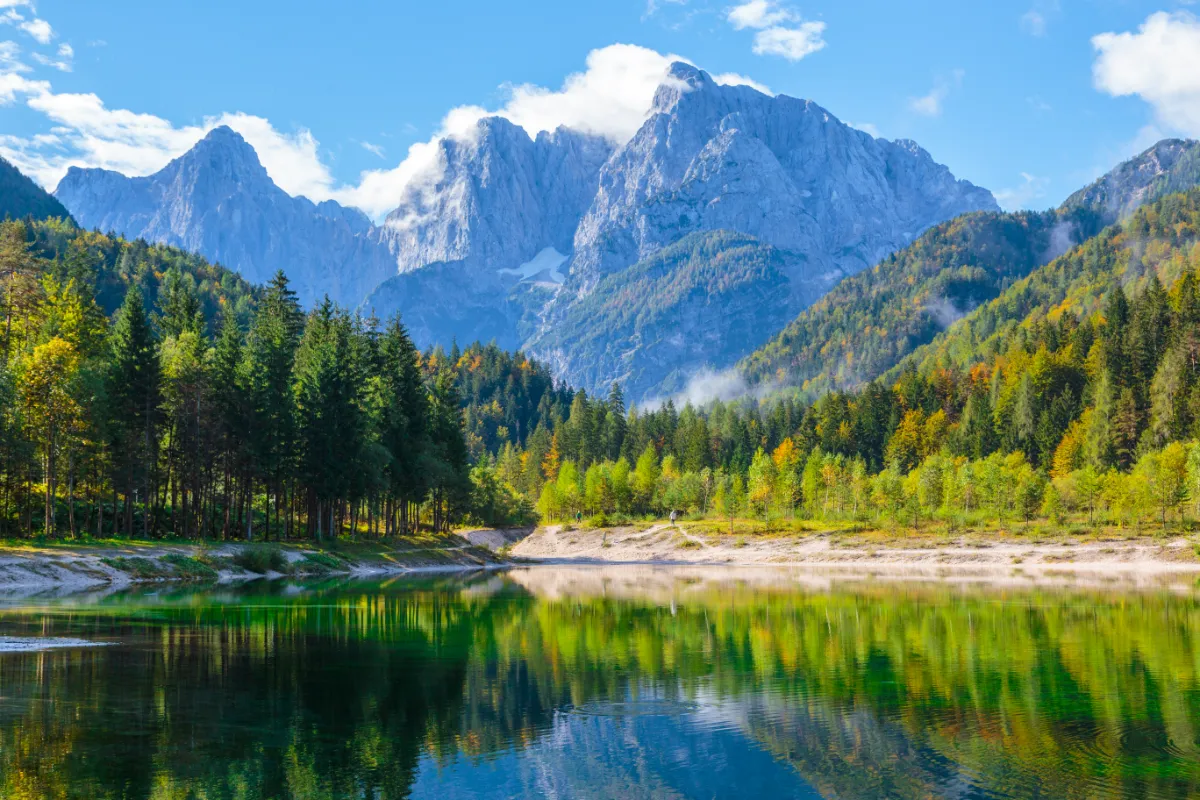 Niché dans les Pyrénées, ce lac en forme de coeur est un véritable petit bijou naturel unique en son genre