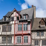 parmi-les-plus-beaux-detours-de-france-cette-cite-medievale-a-moins-de-2-heures-de-paris-peut-se-visiter-en-kayak-decouvrez-laquelle