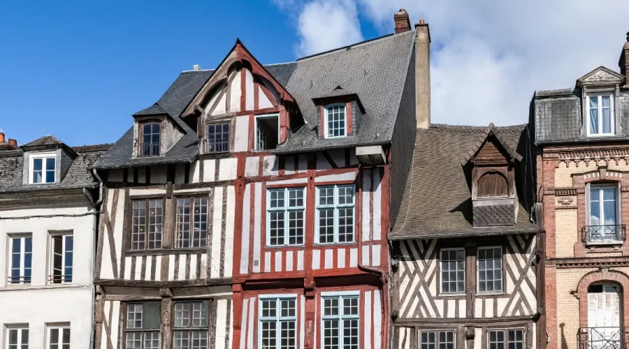 parmi-les-plus-beaux-detours-de-france-cette-cite-medievale-a-moins-de-2-heures-de-paris-peut-se-visiter-en-kayak-decouvrez-laquelle