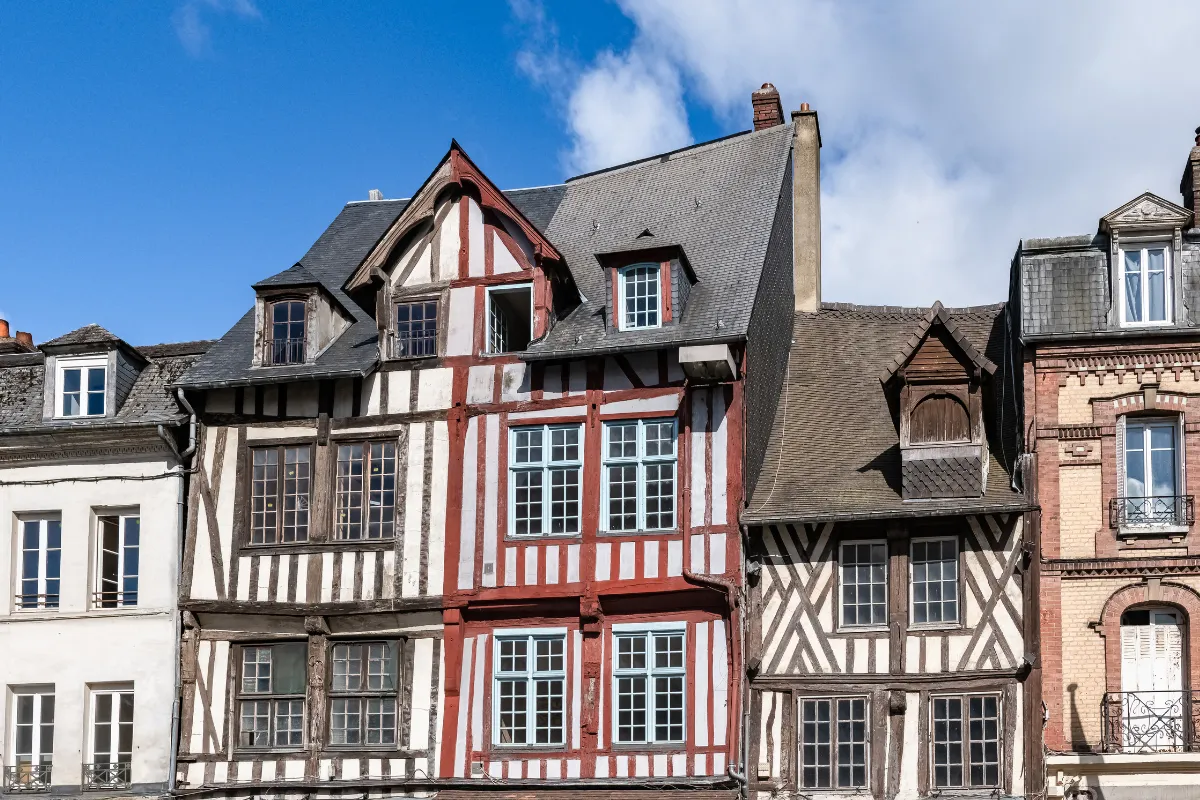 parmi-les-plus-beaux-detours-de-france-cette-cite-medievale-a-moins-de-2-heures-de-paris-peut-se-visiter-en-kayak-decouvrez-laquelle