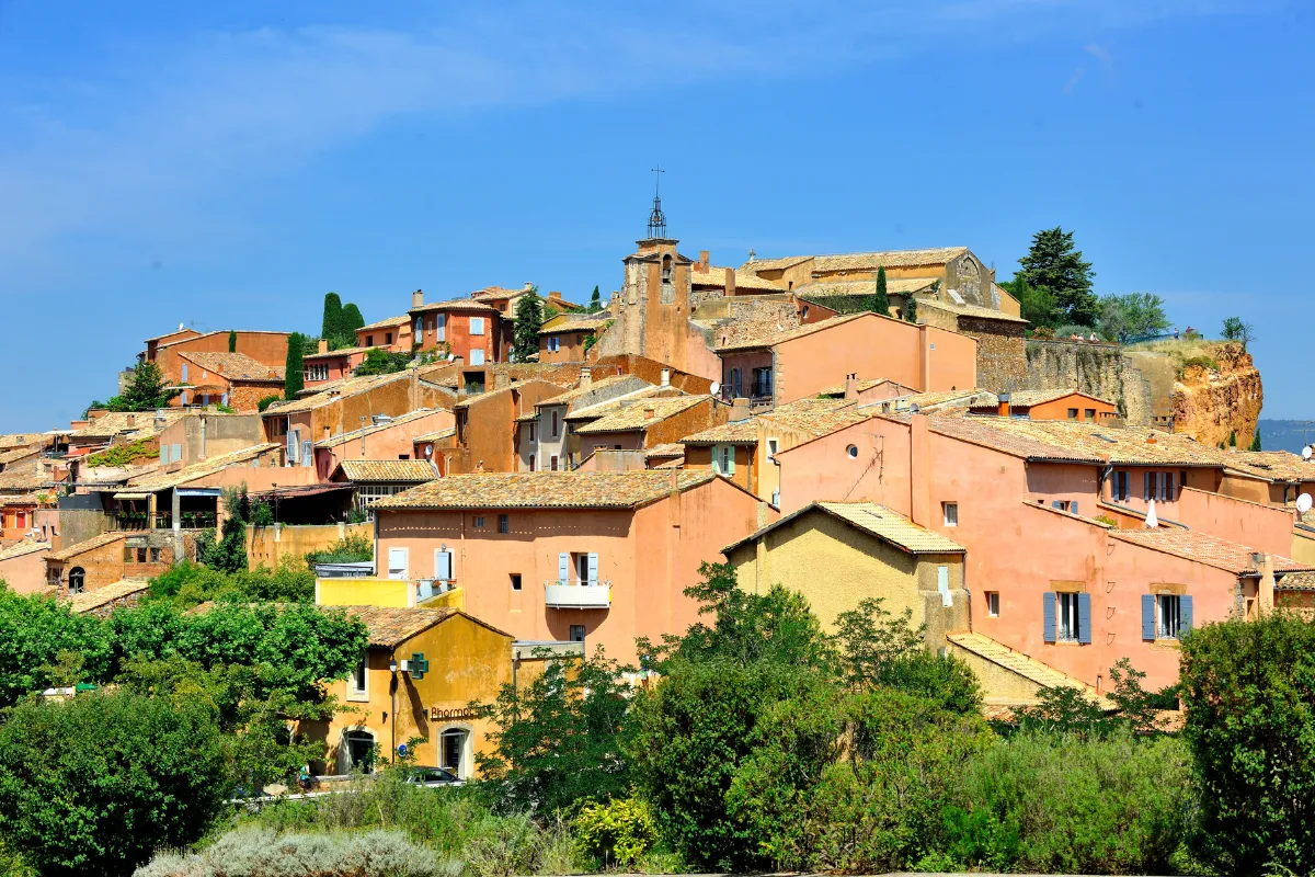 Perché sur une colline dans le Lubéron, ce village pittoresque séduit de nombreux touristes chaque année
