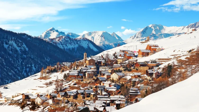 perchee-a-plus-de-2-000-metres-daltitude-cette-commune-fait-partie-des-plus-beaux-villages-de-france-decouvrez-ce-lieu-incroyable