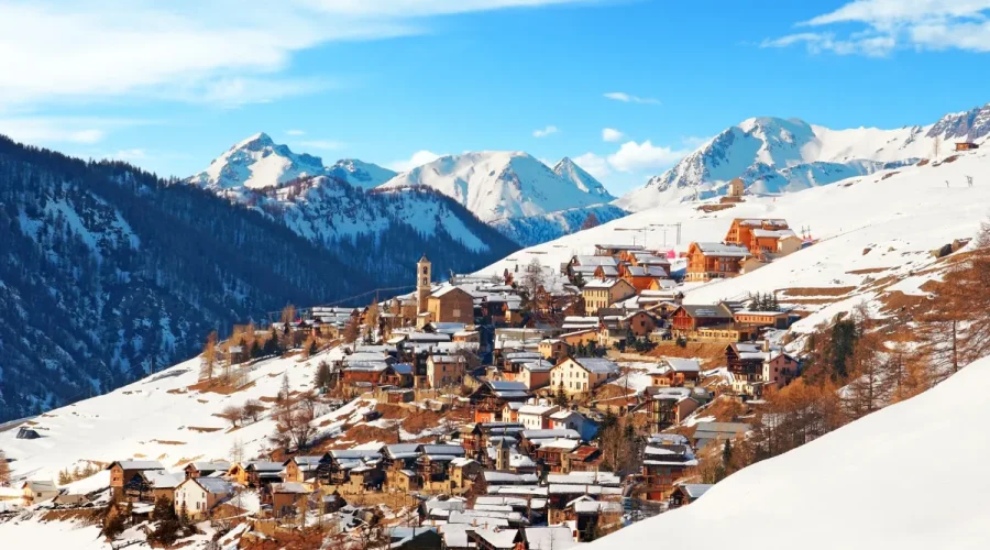 perchee-a-plus-de-2-000-metres-daltitude-cette-commune-fait-partie-des-plus-beaux-villages-de-france-decouvrez-ce-lieu-incroyable
