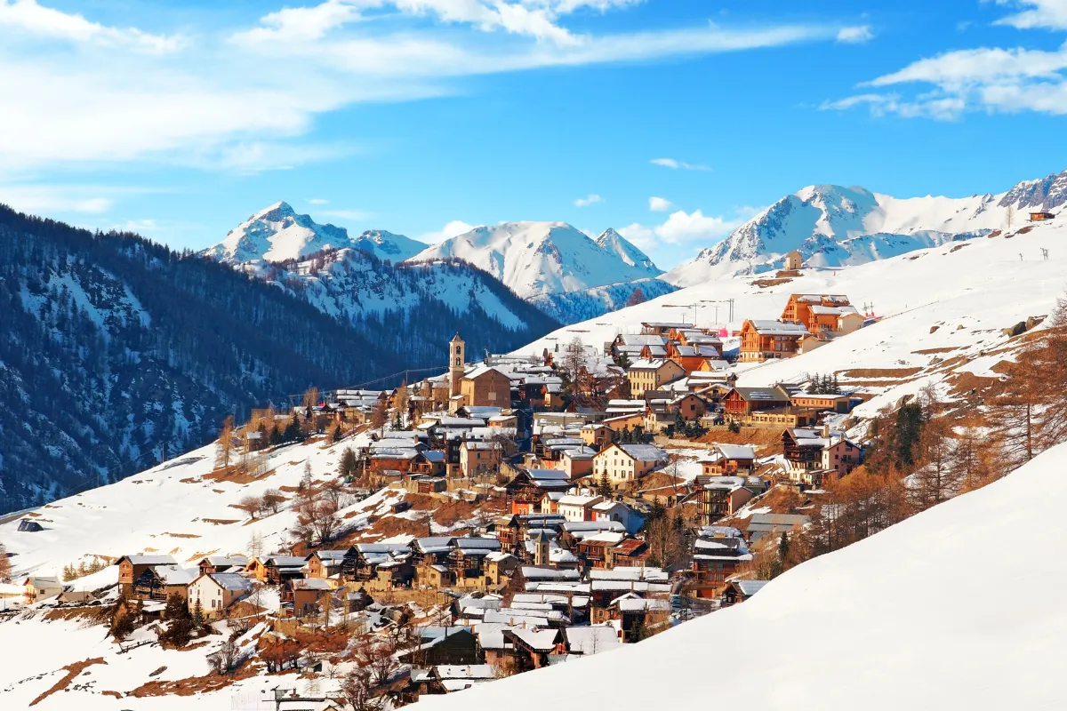 Perchée à plus de 2 000 mètres d&rsquo;altitude, cette commune fait partie des plus beaux villages de France : découvrez ce lieu incroyable