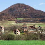plus-anciennes-que-celles-degypte-ces-pyramides-cachees-par-la-montagne-si-situent-au-coeur-de-leurope-voici-ou-les-decouvrir