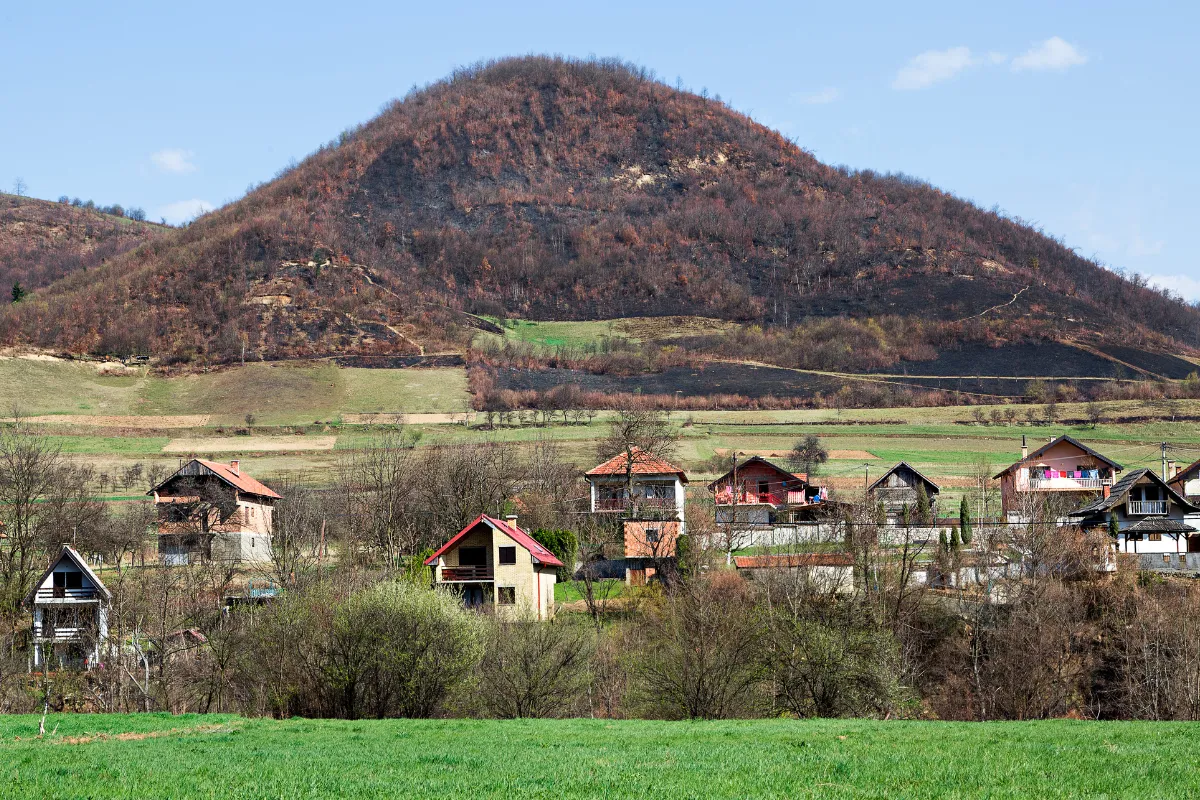 Plus anciennes que celles d&rsquo;Egypte, ces pyramides cachées par la montagne si situent au cœur de l’Europe : voici où les découvrir !