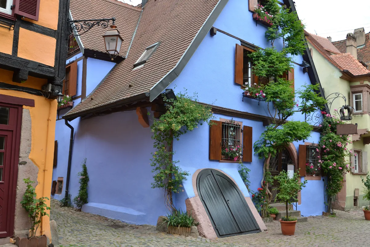 Pour les fêtes de fin d&rsquo;année, ce village médiéval de l’Est de la France est la destination qu&rsquo;il vous faut : voici laquelle