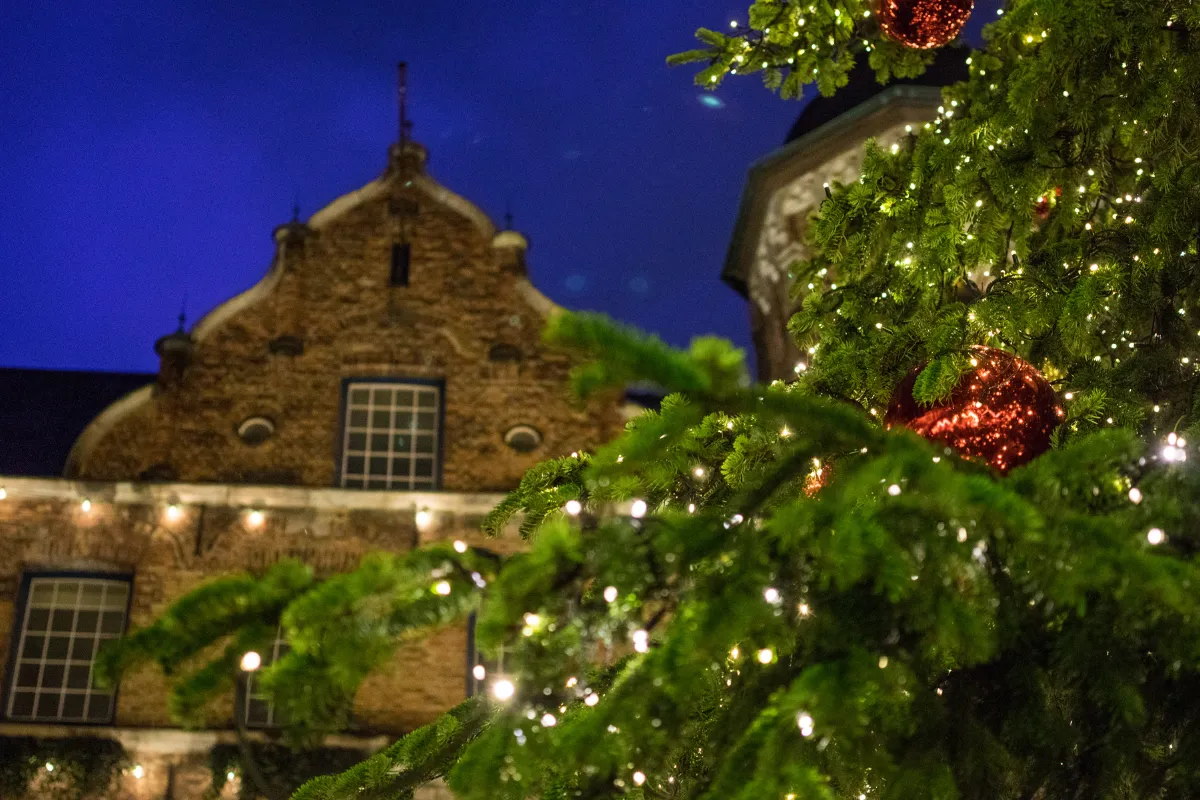 Proche de la France, cette ville organise l&rsquo;un des plus beaux marchés de Noël en Europe : voici où en profiter !