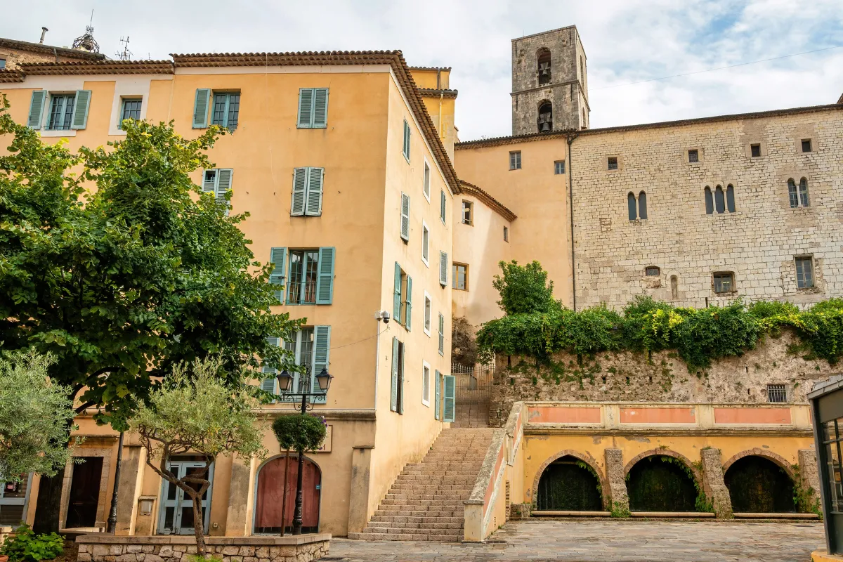 Profitant de plus de 285 heures d&rsquo;ensoleillement par mois, voici quelle est la ville de France la plus ensoleillée cette année !