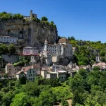 situe-a-flanc-de-montagne-ce-village-medieval-est-un-petit-bijou-de-la-region-occitanie-un-lieu-qui-vaut-le-detour