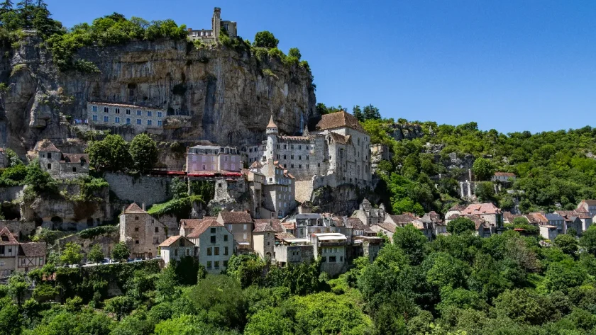 situe-a-flanc-de-montagne-ce-village-medieval-est-un-petit-bijou-de-la-region-occitanie-un-lieu-qui-vaut-le-detour
