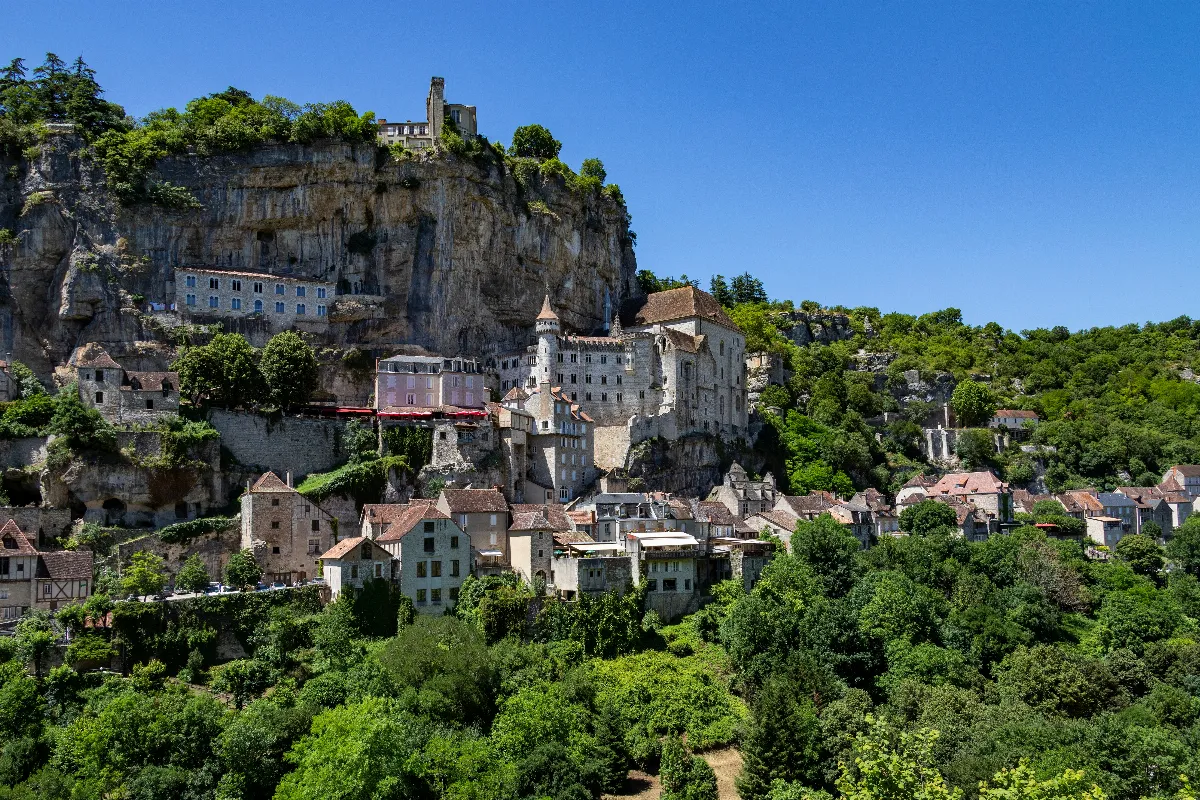 Situé à flanc de montagne, ce village médiéval est un petit bijou de la région Occitanie : un lieu qui vaut le détour !