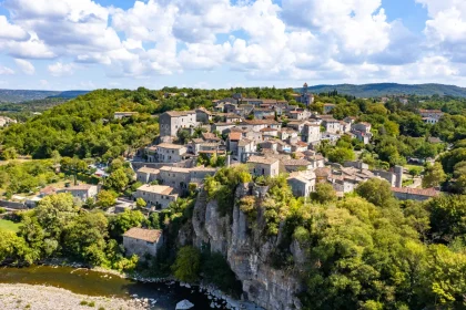 situe-au-bord-dune-falaise-ce-village-dardeche-fait-partie-des-plus-beaux-de-france-voici-lequel