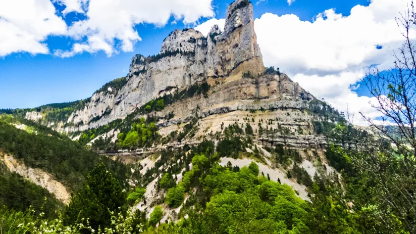 sur-les-hauteurs-de-lardeche-decouvrez-la-beaute-et-lhistoire-de-ce-village-medieval-aujourdhui-abandonne