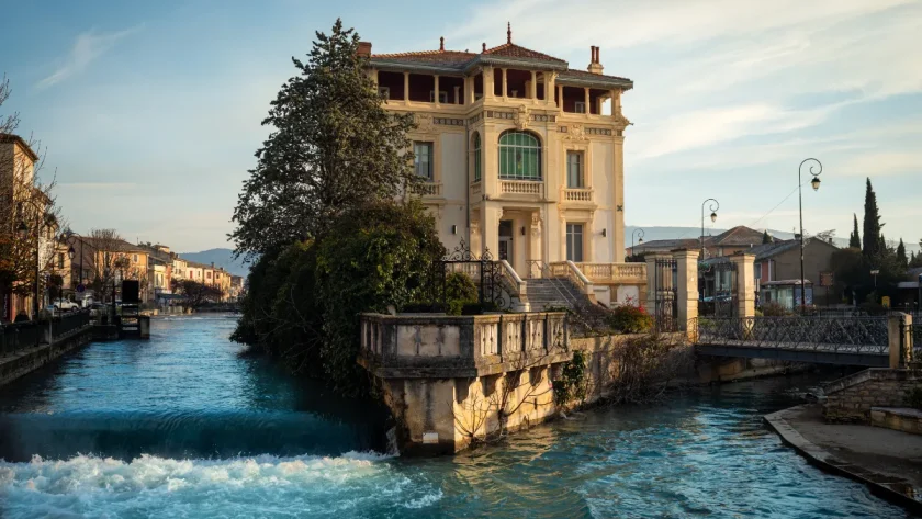 surnomme-la-petite-venise-provencale-ce-village-proche-de-marseille-est-un-petit-joyau-a-visiter