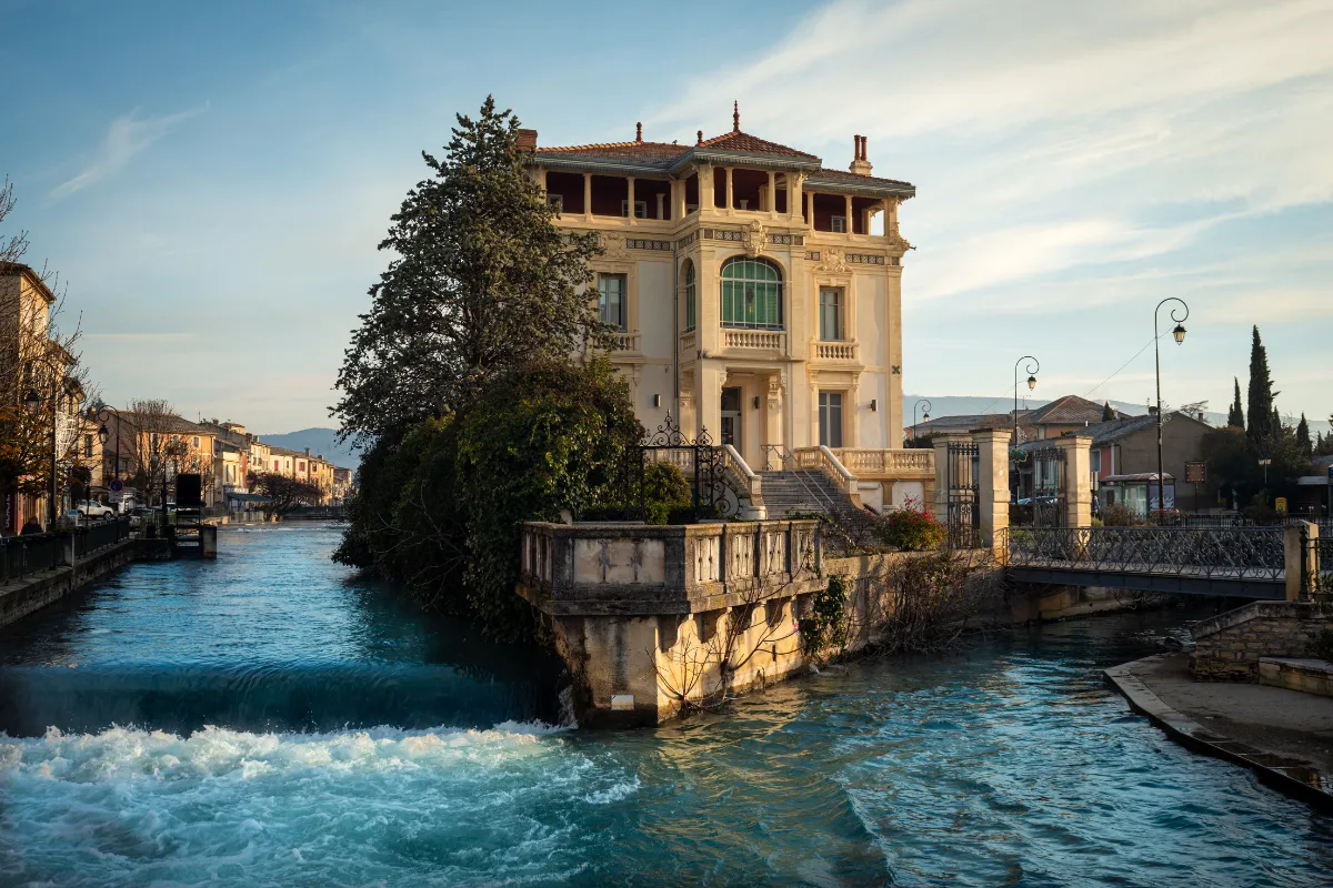 Surnommé la “petite Venise provençale”, ce village proche de Marseille est un petit joyau à visiter