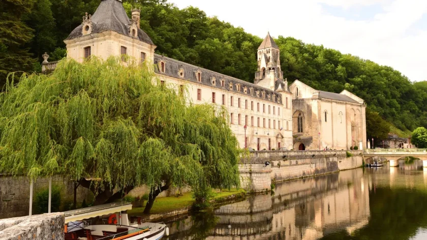 surnomme-la-venise-verte-du-perigord-ce-village-est-unique-en-son-genre-voici-pourquoi