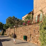 surnomme-la-vigie-du-golfe-ce-petit-village-de-paca-est-lun-des-plus-beaux-de-france-decouvrez-ce-lieu-magique