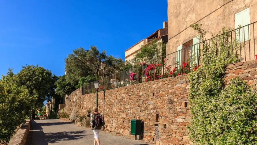 surnomme-la-vigie-du-golfe-ce-petit-village-de-paca-est-lun-des-plus-beaux-de-france-decouvrez-ce-lieu-magique
