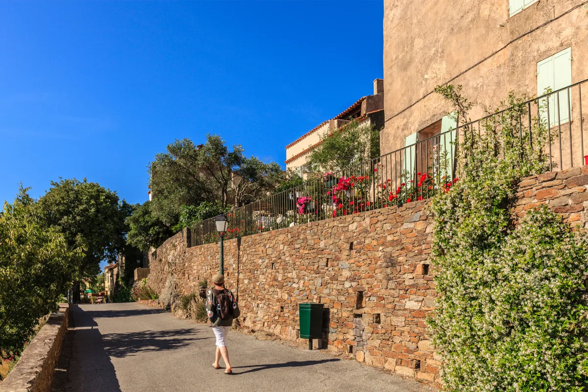 Surnommé, « La Vigie du Golfe » ce petit village de PACA est l&rsquo;un des plus beaux de France : découvrez ce lieu magique