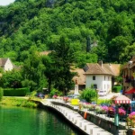 surnommee-la-petite-venise-de-savoie-ce-village-a-quelques-kilometres-dannecy-est-un-lieu-incroyable-a-decouvrir