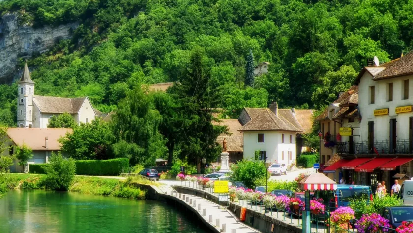 surnommee-la-petite-venise-de-savoie-ce-village-a-quelques-kilometres-dannecy-est-un-lieu-incroyable-a-decouvrir