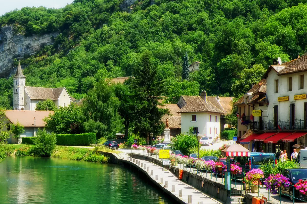 Surnommée la « petite Venise de Savoie », ce village à quelques kilomètres d&rsquo;Annecy est un lieu incroyable à découvrir
